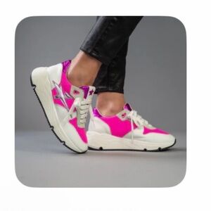 Cynthia Richard- NWOT LIGHTENING STRIKE SNEAKERS-size 8